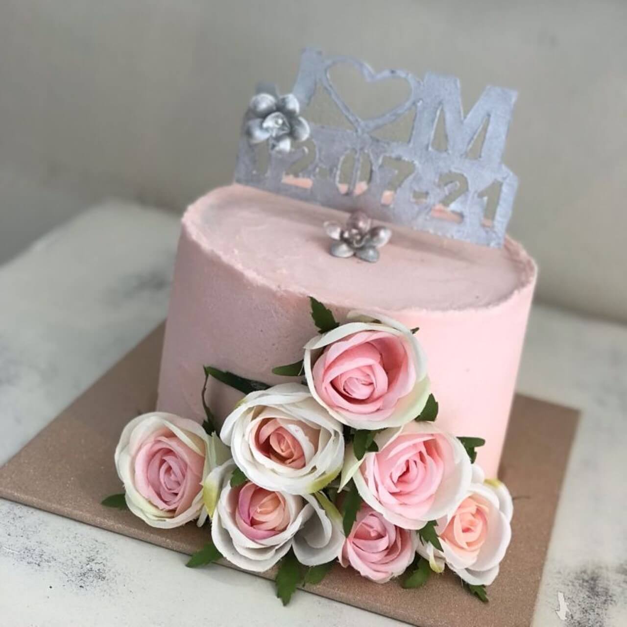 Para todas las ocasiones: foto de un pastel con rosas de adorno