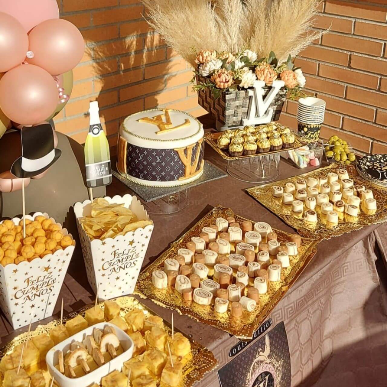 Planificamos tu evento: foto de una mesa dulce con motivo de Louis Vuitton